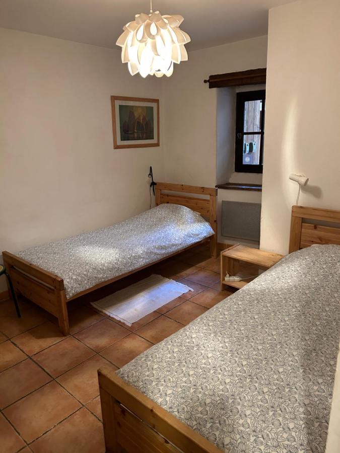 Gite De La Tour Saint-Guilhem-le-Desert Bagian luar foto